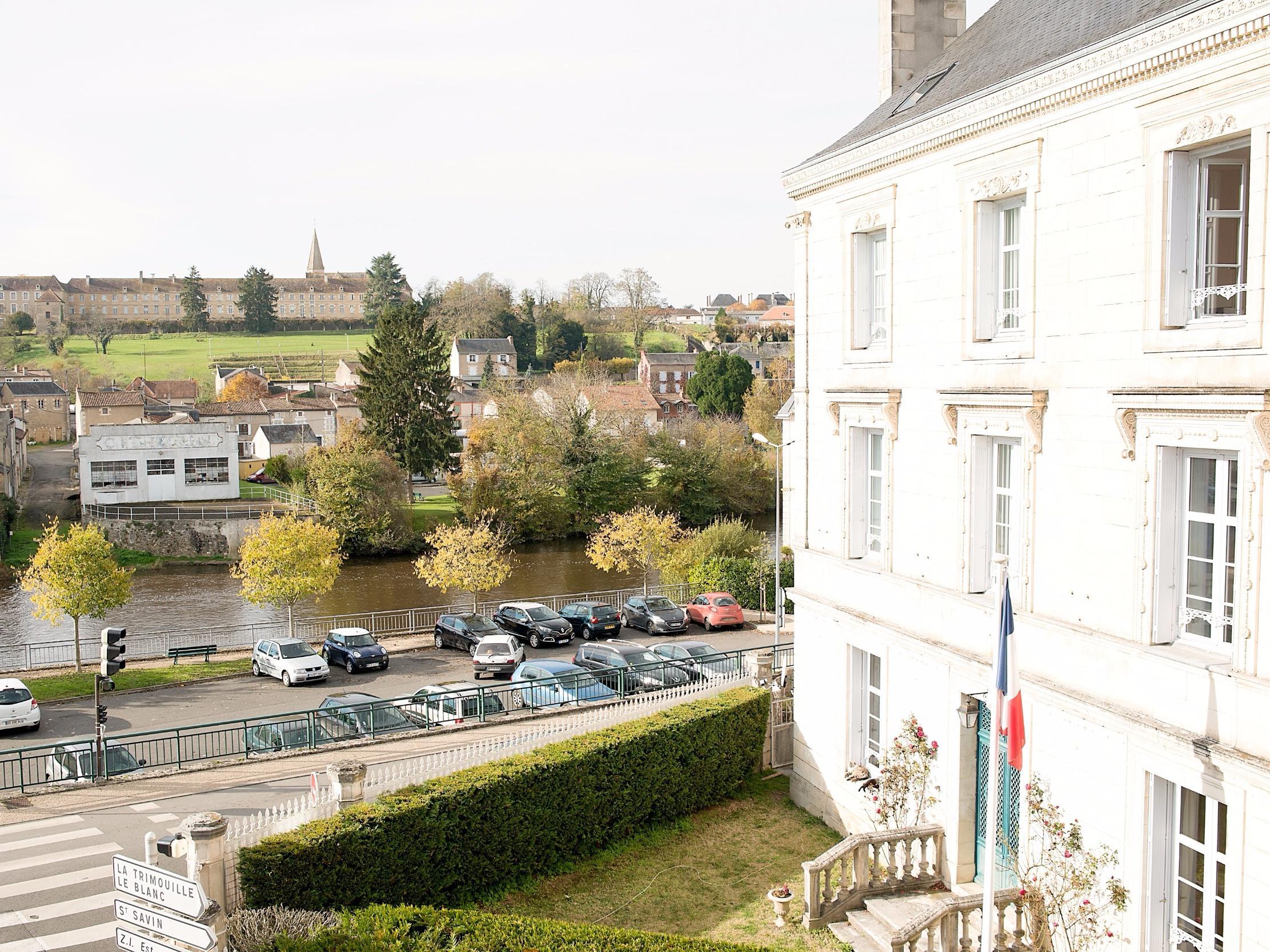 Logis Hotel De France Restaurant Le Lucullus Montmorillon Exterior photo